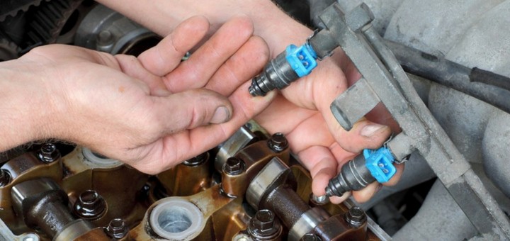 reemplazar inyector combustible auto usado (4)